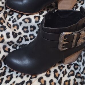 Elegant Black Ankle Boots with Decorative Buckle